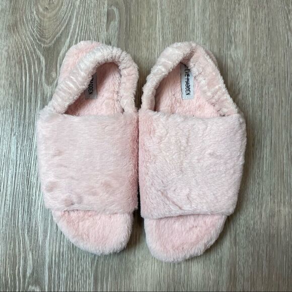Steve Madden Fluffy Pink Faux Fur Slipper MISMATCHED SIZE 8/9 New - Picture 1 of 7